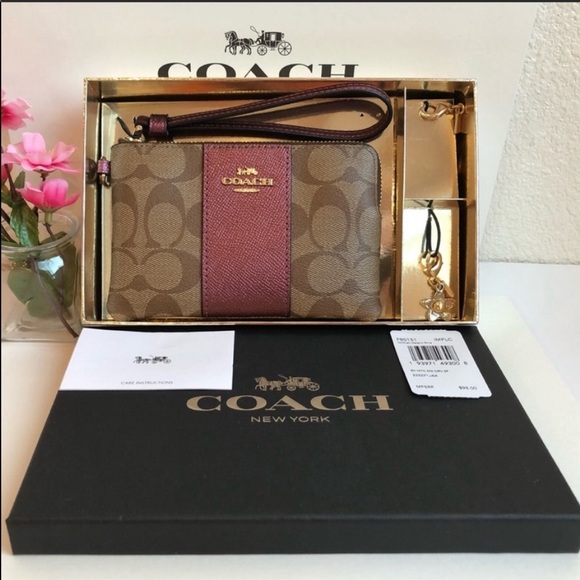 Coach Handbags - ✨💕Coach Gift Boxed Zip Corner Wristlet💕✨